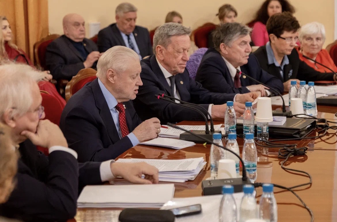 Участники заседания обсуждают план работы совета